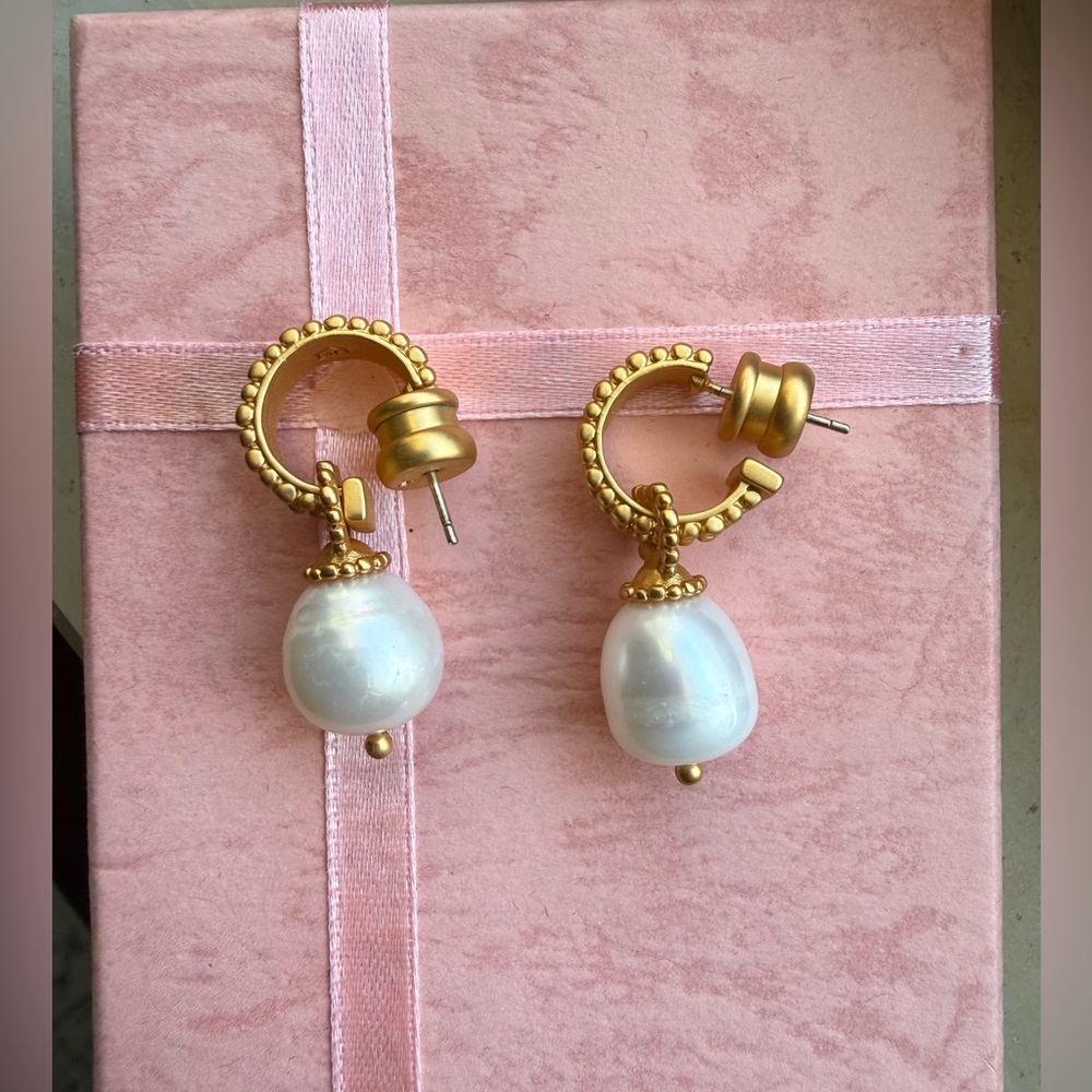 🌟🎀 NWOT Julie Vos Marbella Gold and Pearl Earrings-wear 2 ways 🤍